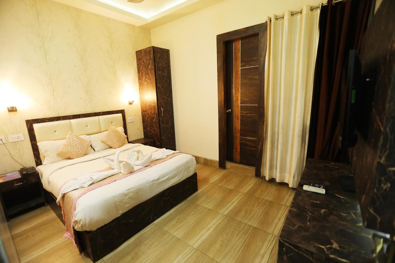 Hotel The Grand Orion Chinhat Exterior foto
